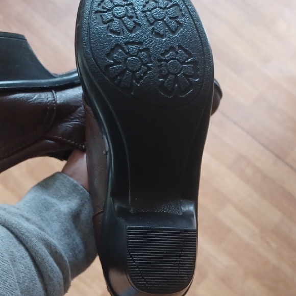 Easy Spirit Brown Heeled Boots Womens Size 8W - Picture 6 of 7